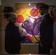 Maria Greco und Kurator Patrick Röösli, beide vom Vorstand Verein Kunstkiosk Baar, vor einem der typischen Plakate von Max Huber (1919–1992). (Bild: Christian Herbert Hildebrand, 5. September 2019)