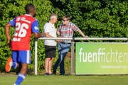 Bernhard Burgener und Ruedi Zbinden am Spielfeldrand im Trainingslager am Tegernsee. (Bild: Freshfocus)