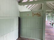 In der Garderobe wurde die Umkleidekabine versprayt. (Bild: Stapo)