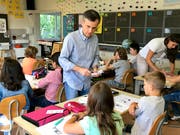 Hier spielt die Musik: Im Klassenzimmer von Stephanie Elmer macht Trompetenlehrer und Harmoniemusik-Dirigent Wolfgang Dautel die Viertklässler mit den Noten vertraut. (Bilder: Andrea Häusler)