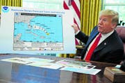 US-Präsident Donald Trump als Meteorologe. (Bild: Evan Vucci/AP, Washington, 4. September 2019)