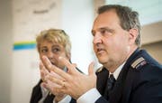Regierungsrätin Cornelia Komposch und Polizeikommandant Jürg Zingg stellen die Pläne zur Personalaufstockung vor. (Bild: Reto Martin)