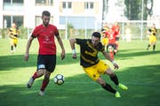 Granit Palushi von Kickers Luzern (links) spielt den Ball am Tessiner Dusan Cvetkovic vorbei. Das 2.-Liga-inter-Spiel zwischen Kickers Luzern und Taverne endet mit einem 2:0-Sieg für die Stadtluzerner. Bild: Dominik Wunderli (Luzern, 7. September 2019)