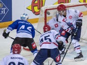 Lino Martschini (links) erreicht mit Zug in der Champions Hockey League vorzeitig die Achtelfinals (Bild: KEYSTONE/URS FLUEELER)