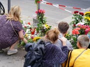 Nach einem Strassenverkehrsunfall mit vier Toten legten Anwohner in Berlin Blumen auf den Gehweg und stellten Kerzen auf. (Bild: KEYSTONE/EPA/ALEXANDER BECHER)