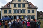 Zahlreiche Besucher nutzten die Gelegenheit, den Brühlhof in Herisau ein letztes Mal zu besuchen. (Bild: Lukas Pfiffner)