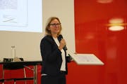 Stadträtin Claudia Martin mit der Urkunde. (Bild: mbu)