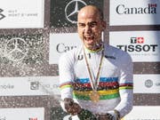 Weltmeister Nino Schurter darf sich zum siebten Mal als Weltcup-Gesamtsieger feiern lassen (Bild: KEYSTONE/AP The Canadian Press/JACQUES BOISSINOT)