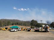 Die Feuerwehr von New South Wales bereitet sich vor, um beim Löschen der Brände in der Stadt Canuga in Queensland zu helfen. (Bild: KEYSTONE/EPA AAP/REGI VARGHESE)