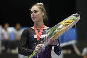 Giulia Steingruber steht bei der Siegerehrung auf dem Podium, bei den Schweizer Meisterschaften im Kunstturnen, am Samstag, 7. September 2019 in Romont. (Bild: KEYSTONE/Peter Klaunzer)