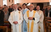 Pater Gabriel Bulai (Bildmitte) zieht mit den Konzelebranten Pater Klaus Renggli, Generalvikar Martin Kopp Dekan Bernhard Willi (von links) in die Pfarrkirche Giswil ein. Bild: Romano Cuonz (Giswil, 8. September 2019)