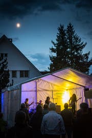 Nicht nur der Mann im Mond schaut zu: Vor der Engelbühne hat sich eine Truppe von Rockfans versammelt, um mit der Bündner Band Okto Vulgaris die Nacht einzuläuten.
