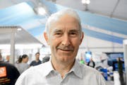 Besucher Sepp Gall aus Flums: «An dieser schönen Ausstellung hole ich mir an den Ständen auch Informationen.» Bild: Hansruedi Rohrer