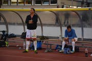 Zwei Spieler des FC Gemeinderat: EVP-Kantonsrat Roland Wyss und FDP-Kantonsrat Jörg Schläpfer wirken konsterniert. (Bild: Mathias Frei)