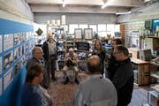 Die Besucher hören gespannt zu. (Bild: Roger Zbinden, Neuheim 7. September 2019)