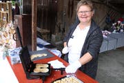 Waffelbäckerin Rita Zünd. (Bild: Christof Lampart)