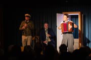 Überzeugen das Publikum mit Erzählungen, Schauspiel und Musik: Joe Fenner, Daniel Schneider und Cornelia Montani (von links). (Bild: Jan Pegoraro, Cham, 6. September 2019)