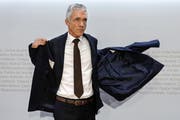Verzichtet er auf Wiederwahl, muss er mit leeren Taschen abtreten: Bundesanwalt Michael Lauber. Hier im Mai 2019 nach einer Medienkonferenz in Bern. (KEYSTONE/Peter Klaunzer)