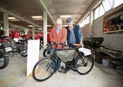Zwei Besucher begutachten ein altes Militärvelo. (Bild: Roger Zbinden, Neuheim, 7. September 2019)