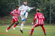 Der Buochser Venhar Jakupi (Mitte) düpiert den Hergiswiler Dion Schmid (rechts).Bild: Philipp Schmidli (Buochs, 8. September 2019)
