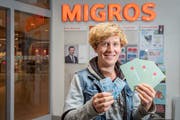 Debora Buess sammelt seit zehn Jahren mit der Cumulus-Karte für Bedürftige. (Bild: Urs Bucher)