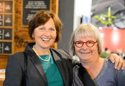 Ingrid Schreiber (links) und Ilka Tschirky aus Buchs: «Wir sind erst am Anfang des Rundgangs, sind aber gespannt auf alles Weitere.» Bild: Hansruedi Rohrer