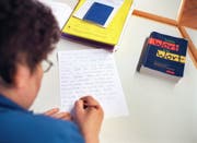 Die Stadtbibliothek zeigt Personen mit Schreib- und Leseschwäche Möglichkeiten auf, diese zu überwinden. (Bild: Keystone/Gaëtan Bally)