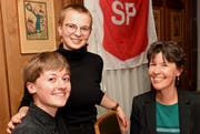 Feude nach der Nomination von Mirjam Hostetmann, Sarnen, (zweite von links, stehend) als Obwaldner Nationalratskandidatin. Rechts Parteipräsidentin Suzanne Kristiansen, links Sarah Omlin, Mitglied Juso Obwalden. (Bild: Robert Hess, 6. September 2019)
