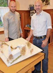 Architekt Michael Fenk (links) und Heinz Feurer, Präsident der Baukommission, mit dem Modell des Bauvorhabens für die Totalsanierung evangelisch-reformiertes Pfarrhaus und für den Neubau des Pfarreisaals in Alt St.Johann. (Bild: Adi Lippuner)