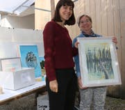 Ein Bild der Künstlerin Marina Lutz (links) erinnerte Cornelia Wiedemar an ihre Kindheit und sie kaufte es. (Bild: Irene Infanger, Stans, 7. September 2019)