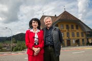 Anita Weibel-Knupp und Jorge Knupp, der in Brasilien lebt, vor dem Gasthaus Löwen in Grossdietwil. (Bild: Dominik Wunderli, 7. September 2019)