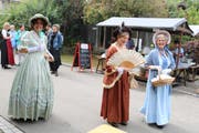 Historisch gewandete Personen zogen auf Schloss Wellenberg die Aufmerksamkeit der Besucher auf sich. (Bild: Christof Lampart)