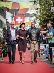 Dieses Trio macht eine gute Figur: Richard Ziegler, Initiant der Modeschau, läuft mit Petra Gimmi und Roland Wyss über den roten Teppich. (Bild: Reto Martin)