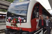 Der neu getaufte Zug zusammen mit den «Göttis» Beat von Wyl, Giswiler Gemeindepräsident (links), und Michael Schürch , Geschäftsführer der Zentralbahn. (Bild: Birgit Scheidegger, Giswil, 7. September 2019)