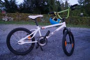 Dieses BMX-Rad lies der Unfallbeteiligte zurück. (Bild: Zuger Polizei, Zug, 7. September 2019)