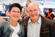Ernst Tinner und Carin Deplazes, Sevelen: «Wir sind wegen den Seveler Leuten gekommen und unter dem Motto ‘gesehen und gehört werden’.» Bild: Hansruedi Rohrer
