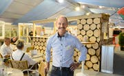 Rolf Hobi freut sich über den Gemeinschaftsstand, in dessen Mitte das Wartauer Stübli zum Verweilen einlädt. Bild: Hansruedi Rohrer