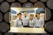 Anita, Daniel, Beatrice und Maria (von links) vom Wartauer Stübli sind bereit für durstige und gut gelaunte Gäste. Bild: Hansruedi Rohrer