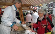 Stadtpräsident Anders Stokholm schöpft am Gilde-Kochtag im «Suure Winkel» feinen Risotto. (Bild: Andreas Taverner)