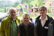Sie freuen sich speziell über die Sanierten Plätze, von links Projektleiter Markus Baumann, Gemeindevizepräsident Beat Baumann un Gemeindepräsident Felix Ziegler. (Bild: Georg Epp)