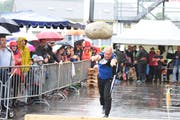 83,5 Kilogramm in der Luft und Appenzeller Bewunderung für den Aargauer Urs Salzmann. (Bild: Lukas Pfiffner)