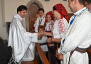 Der neue Giswiler Pfarrer Gabriel Bulai begrüsst seine Familie, die eigens aus Rumänien zur Feier angereist ist. (Bild: Romano Cuonz, Giswil, 8.September 2019)