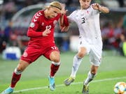 Die Dänen (hier Kasper Dolberg/links) mühten sich in Georgien vergeblich ab (Bild: KEYSTONE/EPA/ZURAB KURTSIKIDZE)