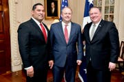 T. Ulrich Brechbühl (Mitte) ist ein langjähriger Wegbegleiter von Aussenminister Mike Pompeo (rechts). (Bild: State Dep.)