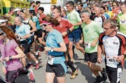 Kantonsrat Andreas Widmer (grünes Trikot mit der Startnummer 134) war schon letztes Jahr dabei. Am 14. September nimmt er erneut den Halbmarathon unter die Füsse. (Bild: Beat Lanzendorfer)