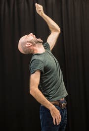 Die Tierwelt steckt in uns, und wir spiegeln uns in ihr - Samuel Mosima in seinem Soloabend «Affengaffen». (Bild: Reto Martin)