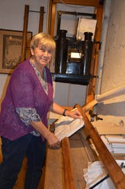 Agnes Rüegg setzt die Rahmen in die Schiene.