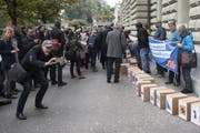 Eingereicht wurde die Konzernverantwortungsinitiative 2016. Nun sind die Initianten zum Rückzug bereit. (Bild: Keystone)