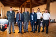 Armeechef Philippe Rebord (Mitte) bei seinem Auftritt bei der Territorialdivision 2 auf Schloss Lenzburg, umrahmt von den Regierungsräten Urs Hofmann (l.) und Markus Dieth (r.). Ganz links: Divisionär Hans-Peter Walser, ganz rechts: Emin Alitovic und Ronald Rickenbacher von der Zivilschutzstelle Wettingen-Limmattal. (Foto: zvg)