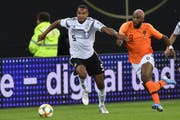 Jonathan Tah (links) verschuldete gegen die Niederlande ein Eigentor. Diese Tatsache ist mit ein Grund für die neuerliche Kritik an Jogi Löw. (Bild: Keystone)